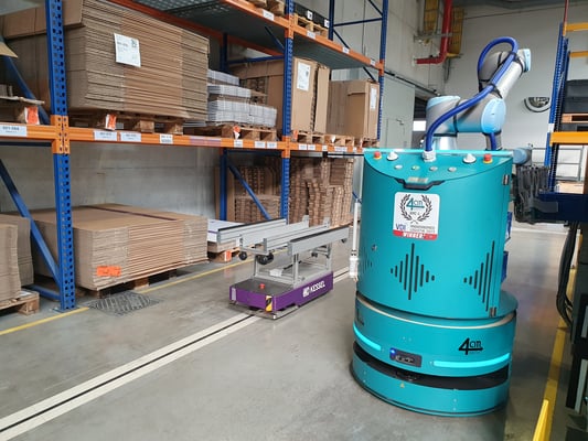Autonomer mobiler Cobot von 4am Robotics bei der Teststellung bei Kessel AG