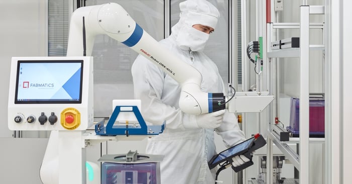 Operator lernt mobilen Roboter HERO Scout von Fabmatics im Reinraum an.